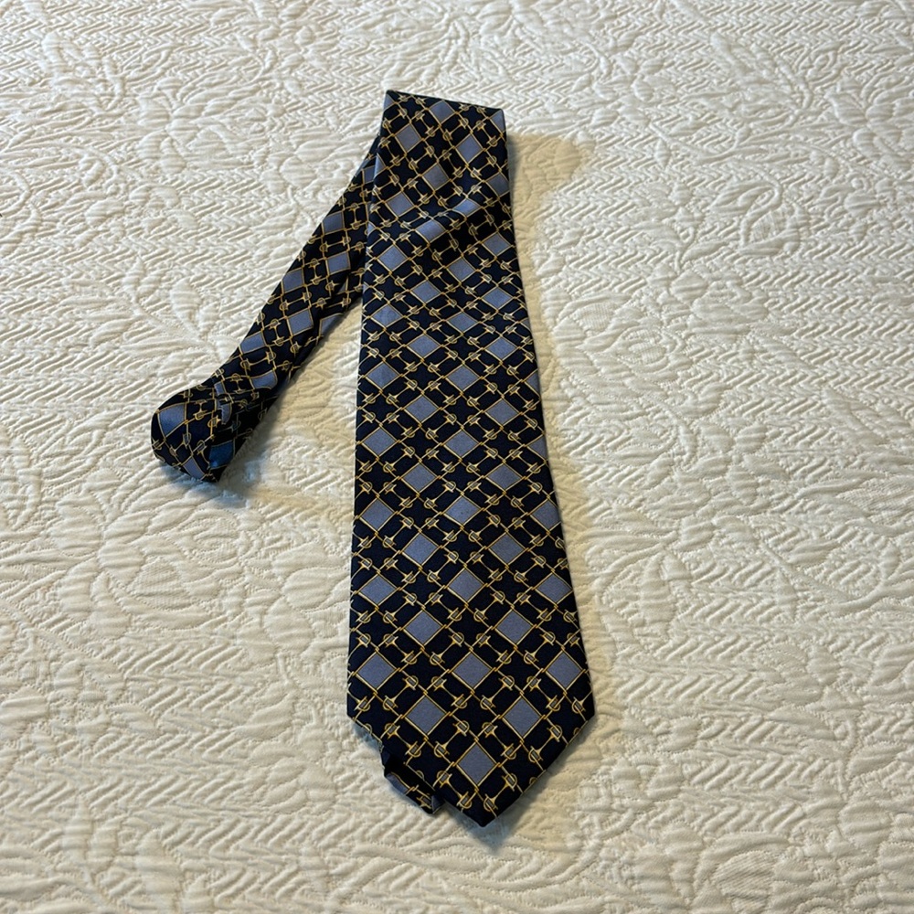 This is a blue and gold Paulo by Gucci tie in like new condition.